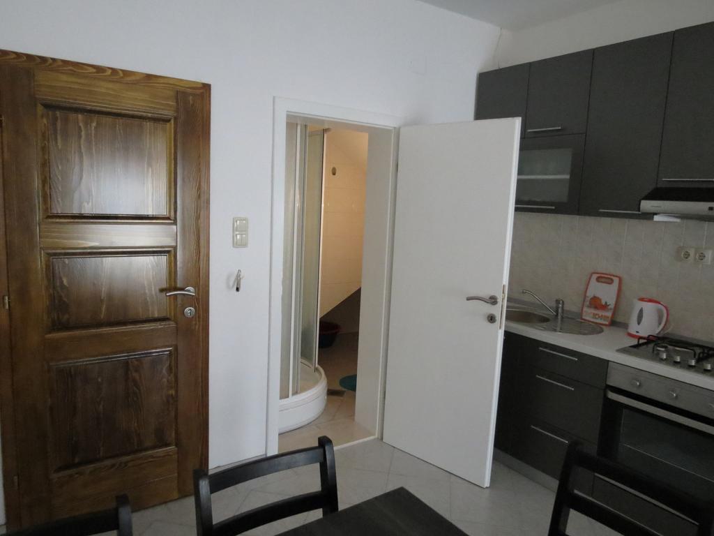 Apartments Ljubicic Подстрана Номер фото