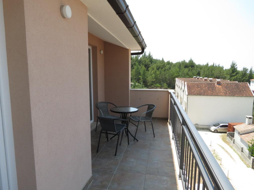 Apartments Ljubicic Подстрана Номер фото