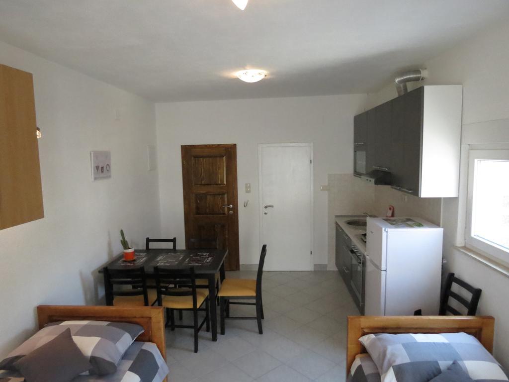 Apartments Ljubicic Подстрана Номер фото