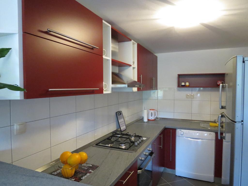 Apartments Ljubicic Подстрана Номер фото